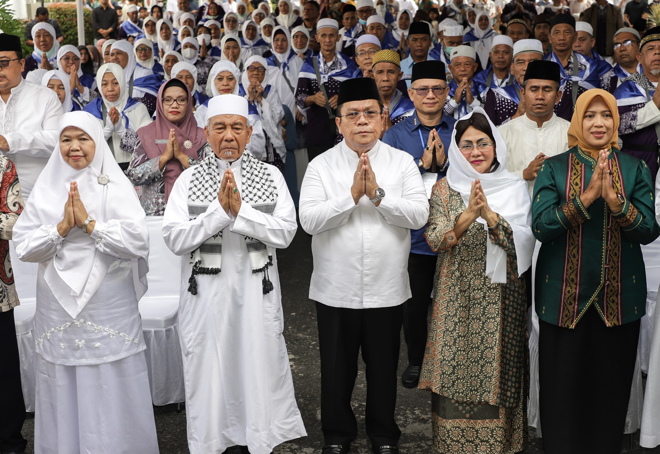 BERSAMA: Wesly Silalahi foto bersama dengan Jamaah Haji/Hajjah Siantar. FOTO: ISTIMEWA/SUMUT POS