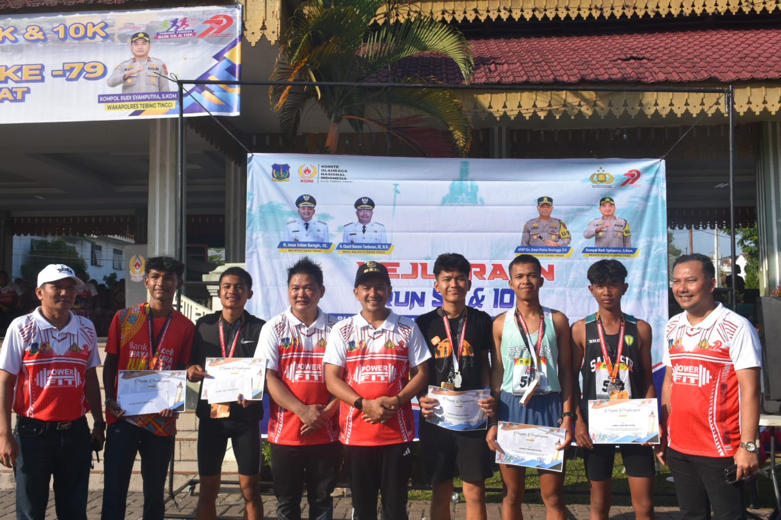 BERSAMA: Wali Kota Tebingtinggi Iman Irdian, Wakil Wali Kota Chairil Mukmin Tambunan, Kapolres  AKBP Simon Paulus Sinulingga, Ketua KONI  Anton dan Panitia, dr Irvan Dalimunthe diabadikan pemenang.