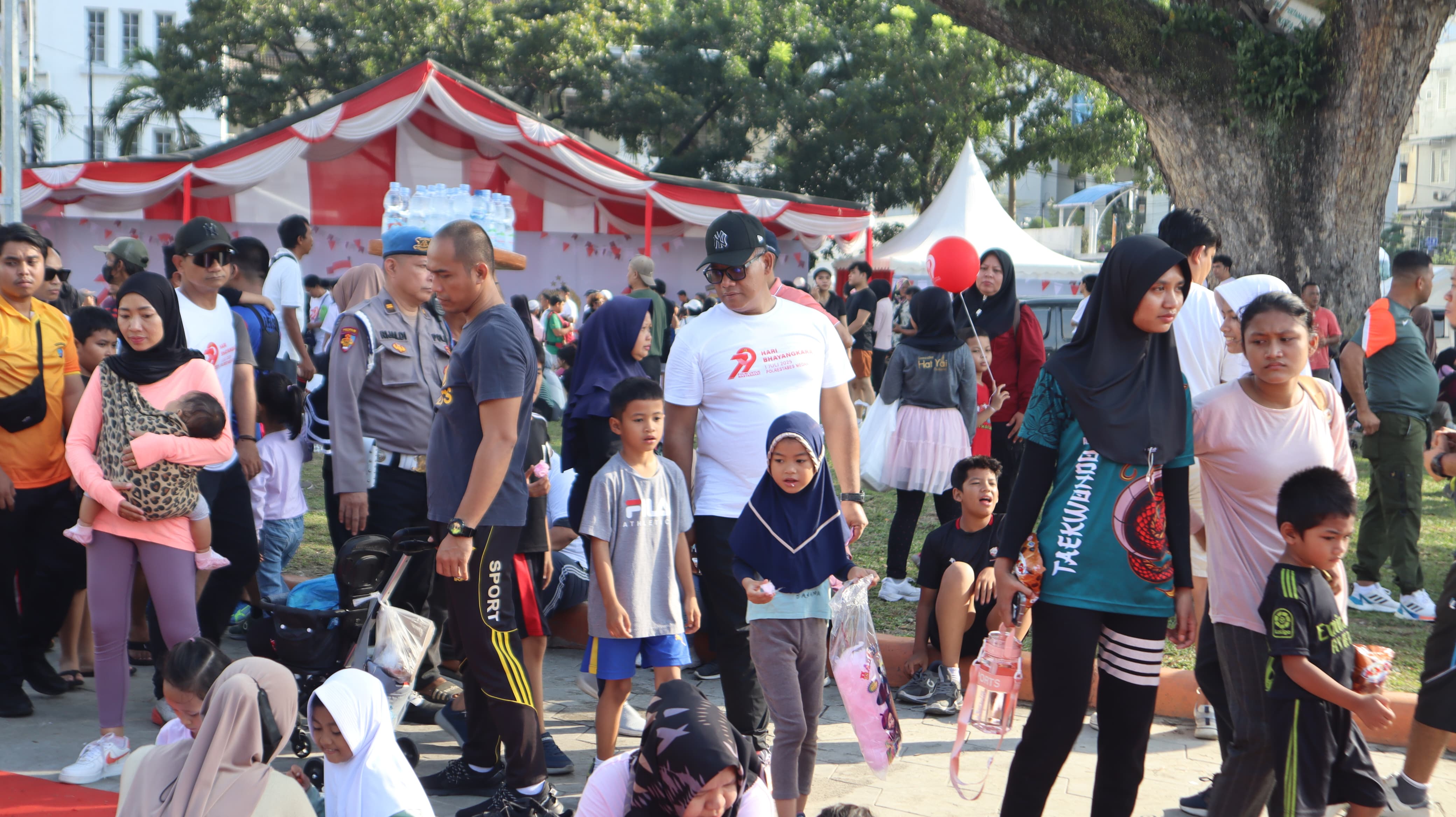 BERBAUR: Kapolrestabes Medan, Kombes Pol Gidion Arif Setyawan tampak berbaur dengan warga, dalam acara Semarak Pelayanan Polri di CFD Medan, Minggu (22/6). AGUSMAN/SUMUTPOS