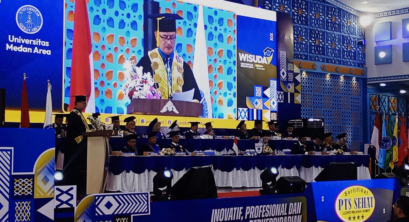 UMA: Rektor UMA Prof Dr Dadan Ramdan MEng MSc pada acara wisuda, Sabtu (21/6). (DEDDI MULIA PURBA/SUMUT POS)