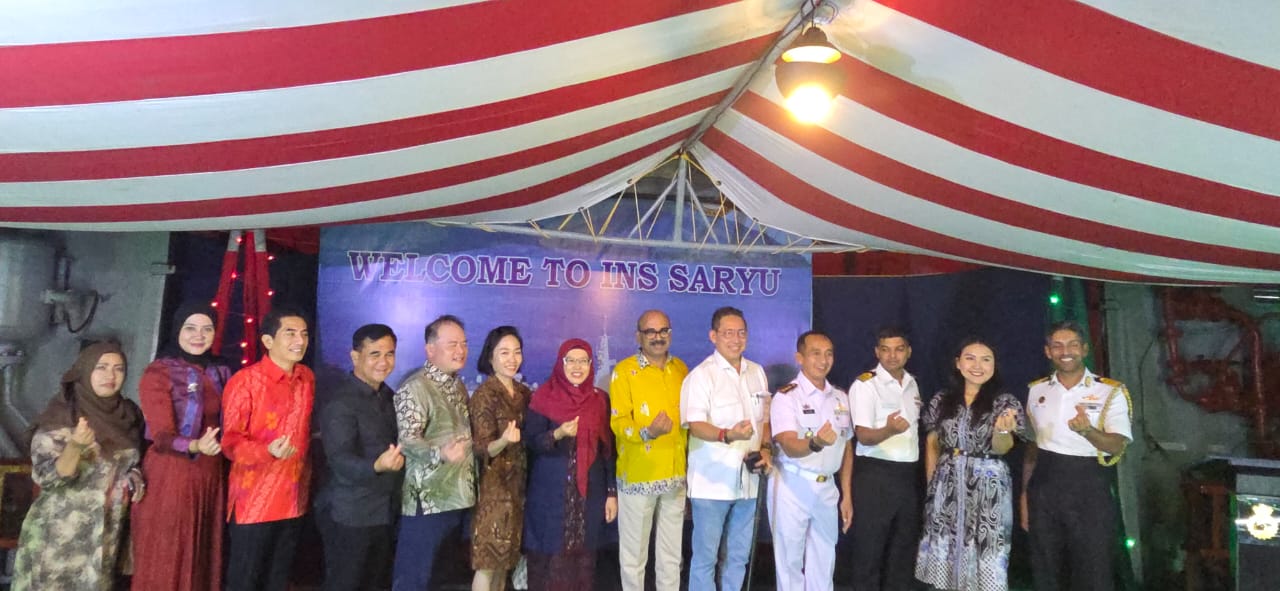 Konsul Jenderal India di Medan Ravi Shanker Goel,&nbsp;foto bersama para undangan di &nbsp;acara jamuan makan malam di atas kapal perang India INS Saryu yang berlabuh di Pelabuhan Belawan, (21/6/2025).