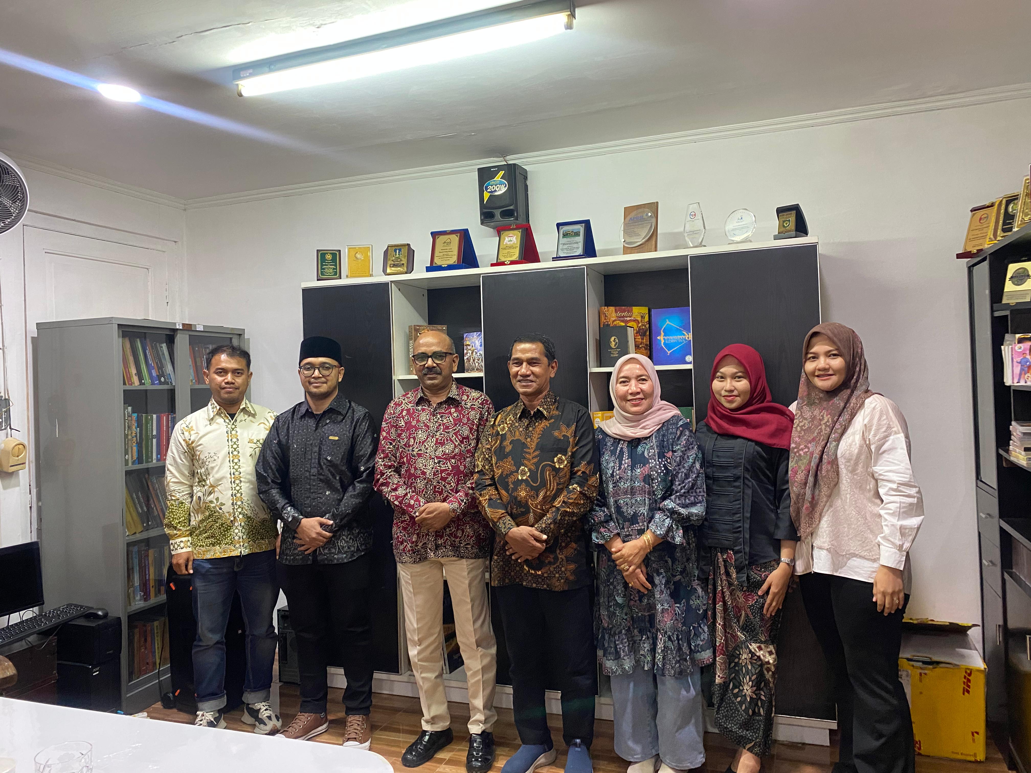 Konsul Jenderal India di Medan, Ravi Shanker Goel, menerima kunjungan Rektor Universitas Samudra, Prof. Dr. Ir. Hamdani, M.T., IPM., ASEAN Eng., didampingi istri serta para pejabat senior universitas.
