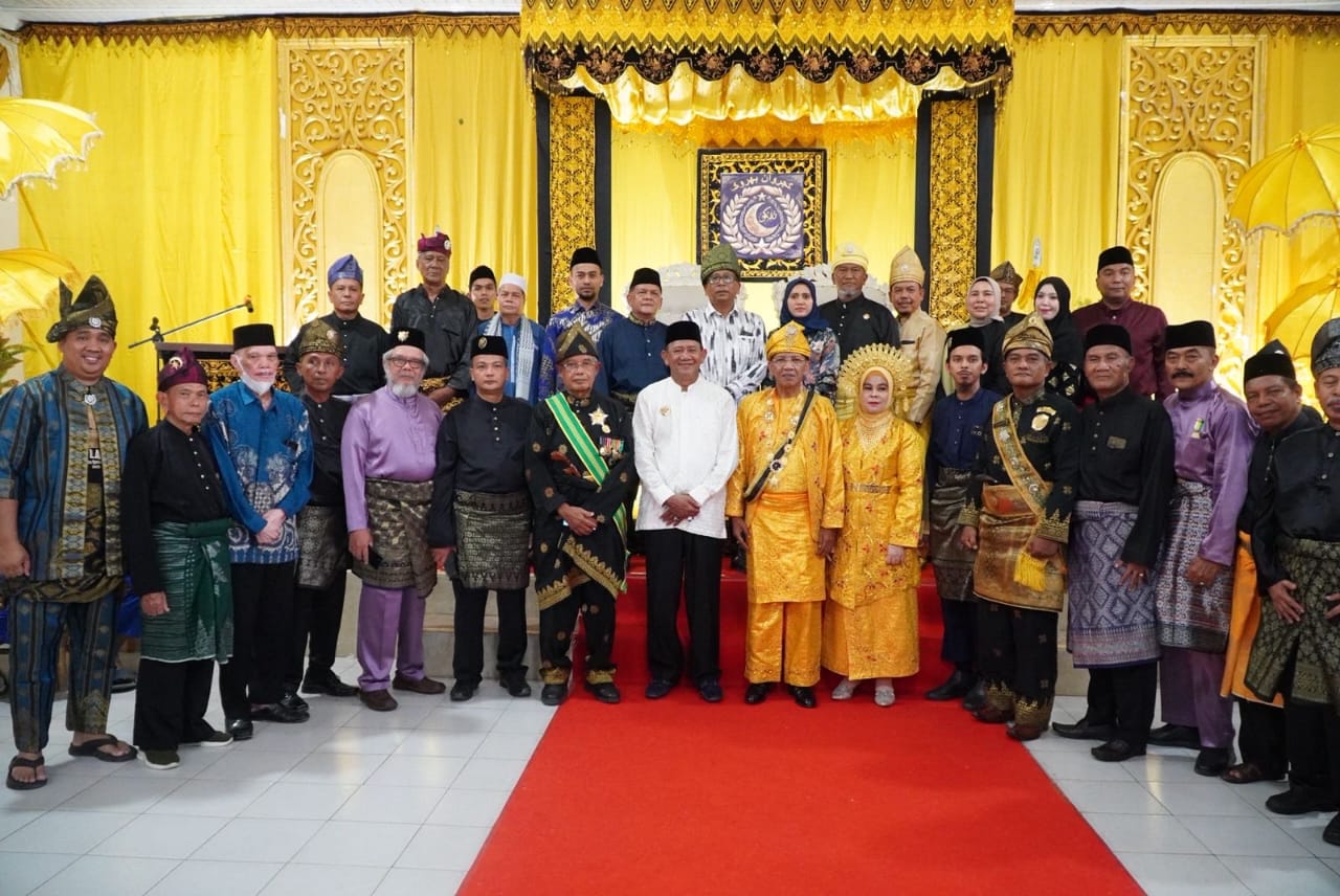 FOTO BERSAMA: Bupati Langkat, Syah Afandin usai menyaksikan penobatan Kejuruan Bahorok di Bukit Lawang.Diskominfo Langkat/Sumut Pos