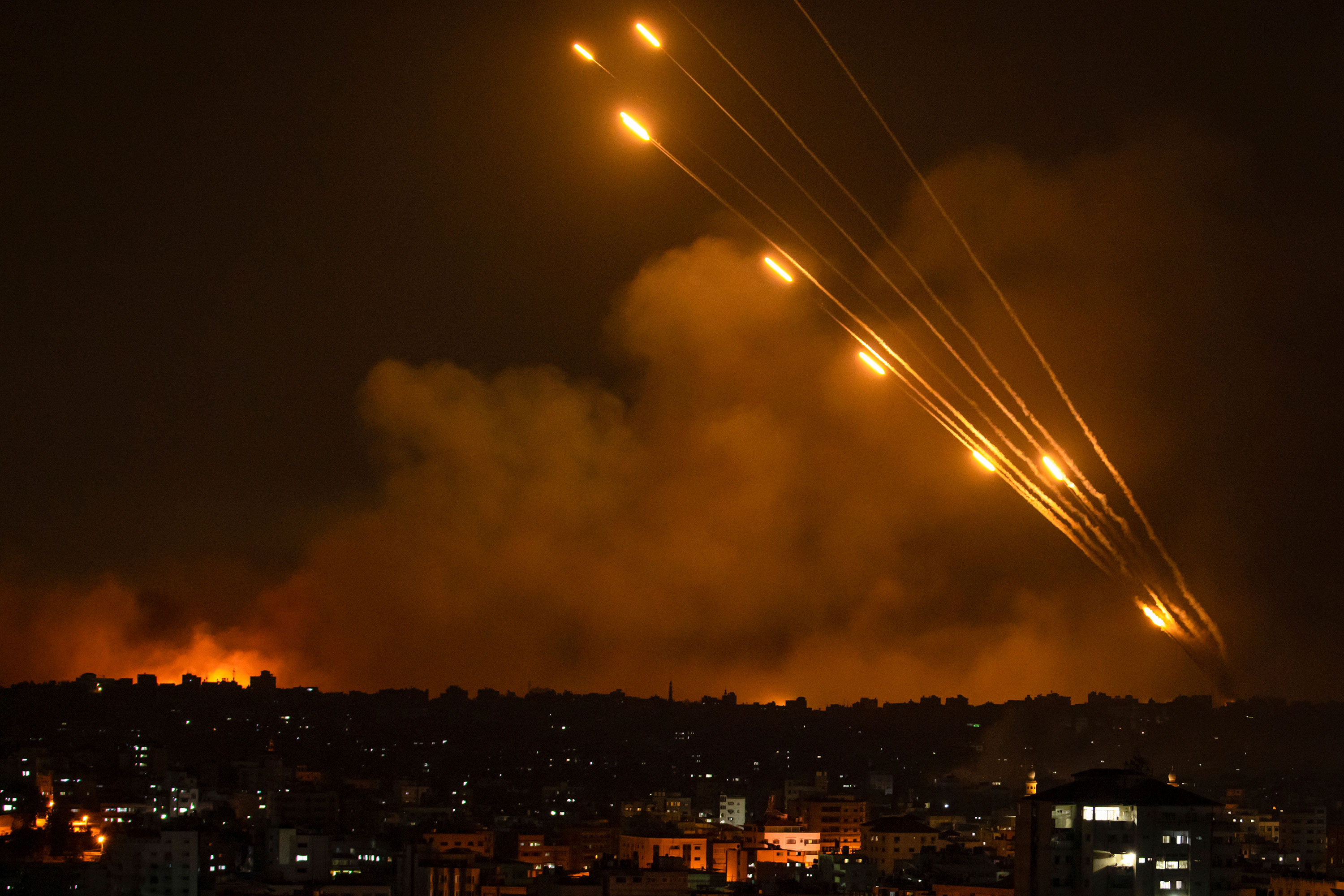 LUNCURKAN: Iran meluncurkan ratusan bom balistik dan drone ke Israel. foto: edition.cnn.com