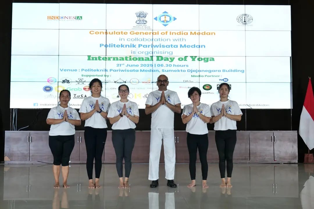 Konsulat Jenderal India di Medan menyelenggarakan perayaan Hari Yoga Internasional (International Day of Yoga/IDY) ke-11 pada Sabtu, 21 Juni 2025 di Politeknik Pariwisata Medan.
