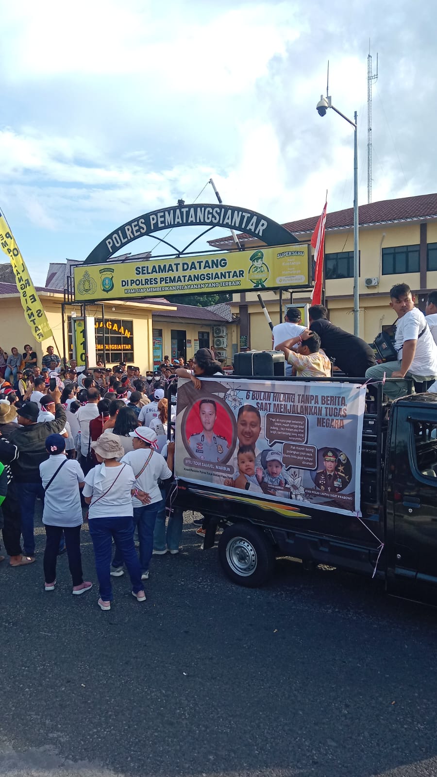 UNRAS: Masyarakat bersama keluarga Iptu Tomi Marbun menggelar demo di Polres Pematangsiantar, minta Polri tranparan. foto: Pra Evasi/Sumut Pos