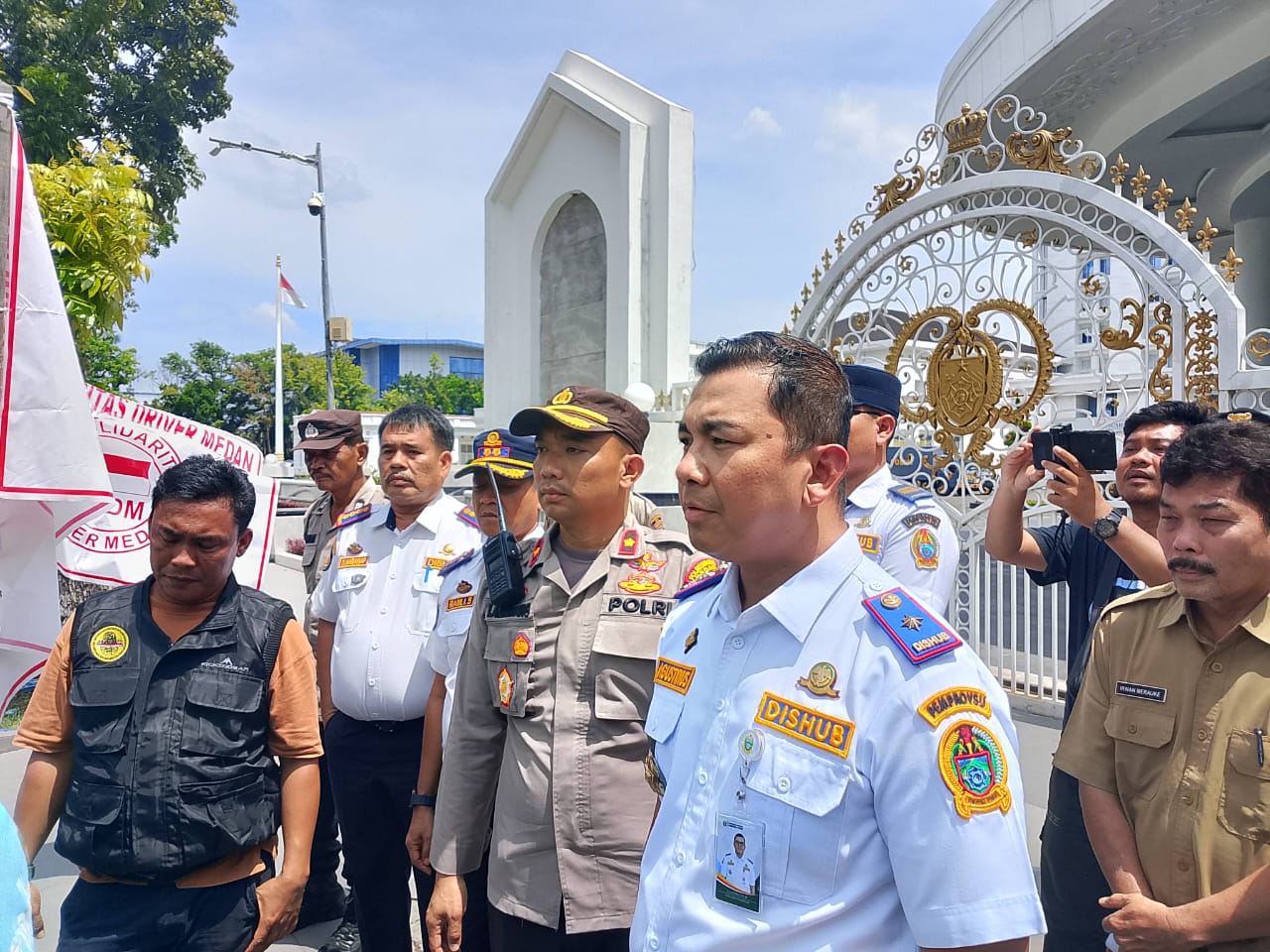 Kepala Dinas Perhubungan Sumut, Agustinus Panjaitan ketika menerima masa aksi di depan Kantor Gubernur Sumut, Senin (23/6/2025)
