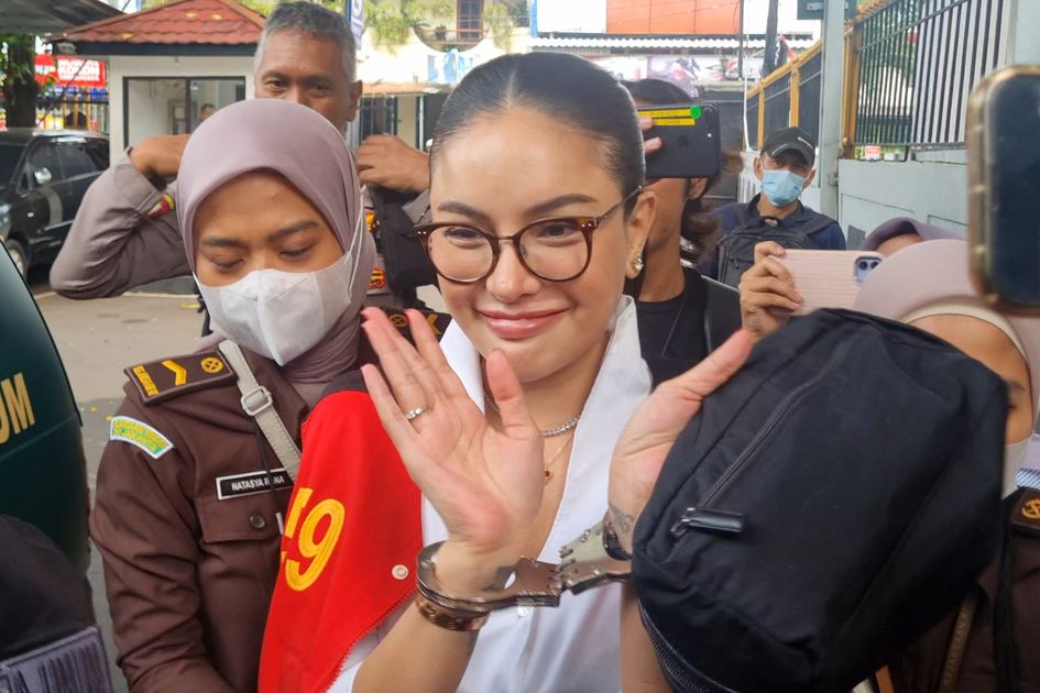BORGOL: Nikita Mirzani diborgol saat sidang dugaan pemerasan dan pengancaman terhadap dr Reza Gladys.