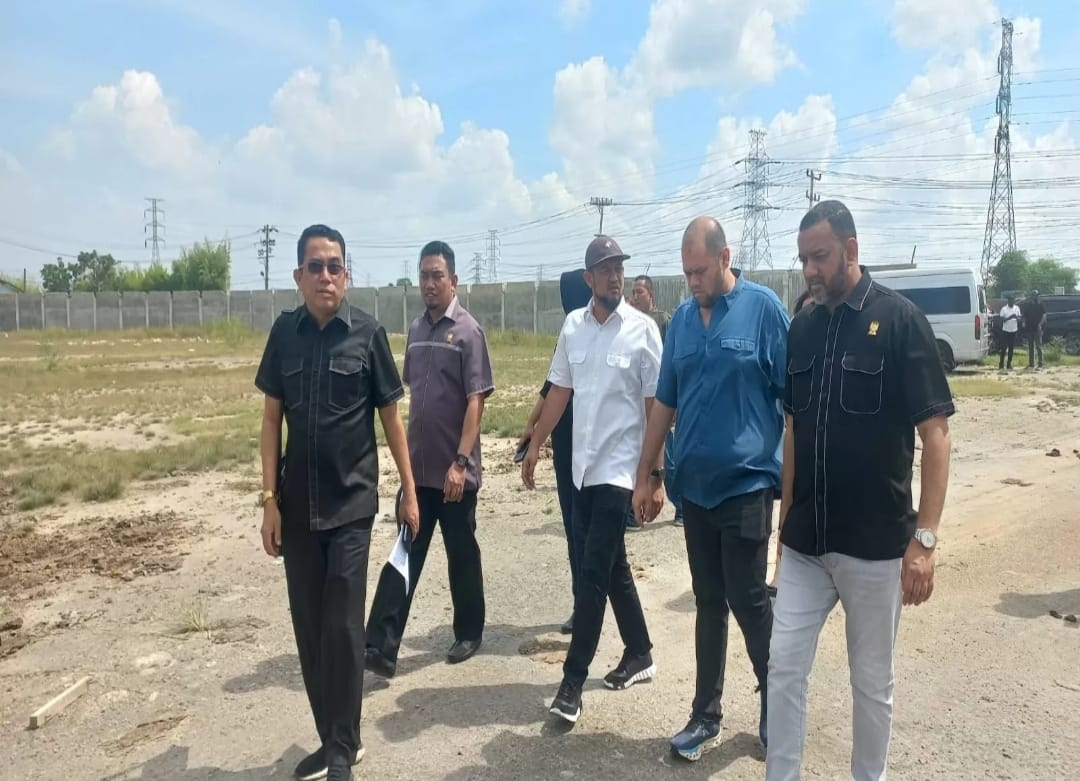 Wakil Ketua DPRD Medan, Hadi Suhendra bersama Komisi IV DPRD Medan saat meninjau lahan PT CPI di Medan Belawan beberapa waktu yang lalu. File Dok