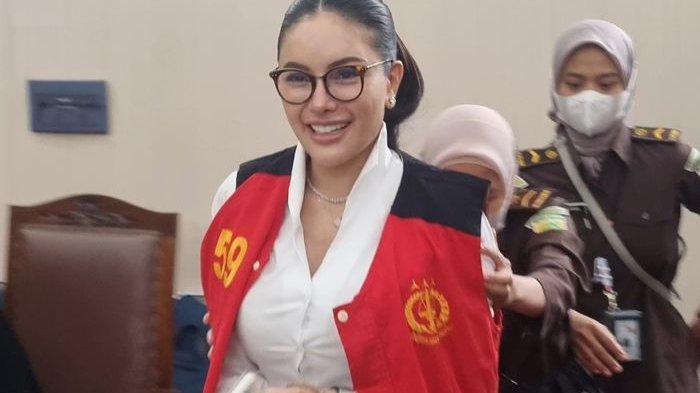 SiDANG: Nikita Mirzani saat sidang dugaan pemerasan dan pengancaman terhadap dr Reza Gladys.