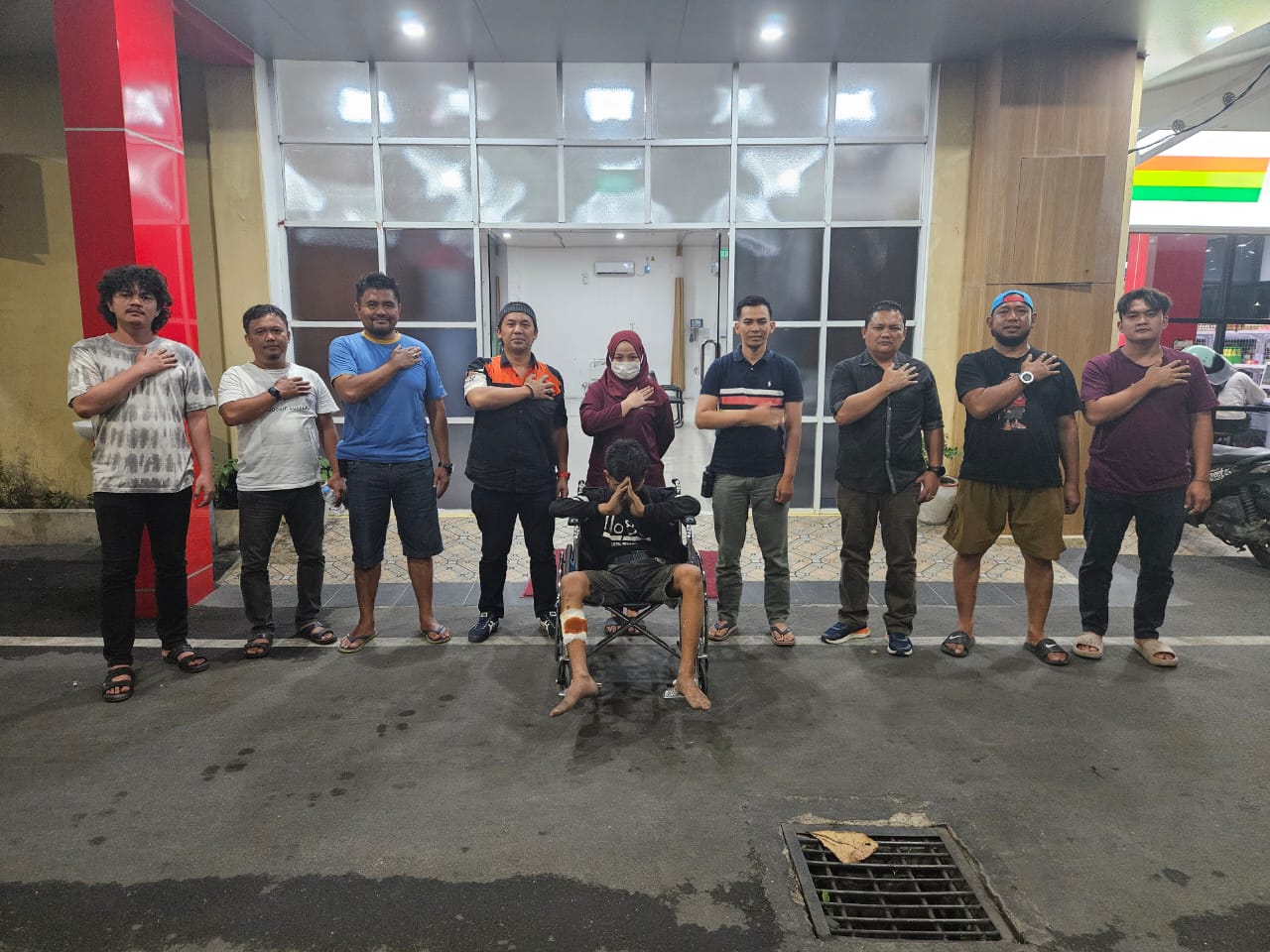 DITEMBAK: Tersangka (duduk dikursi roda) usai dihadiahi timah panas oleh personel Polsek Patumbak. foto: Sumut Pos/Dokumen Pribadi