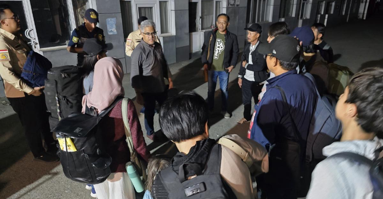 EVAKUASI: Para WNI di Iran yang dievakuasi. (Dok: Kemenlu)
