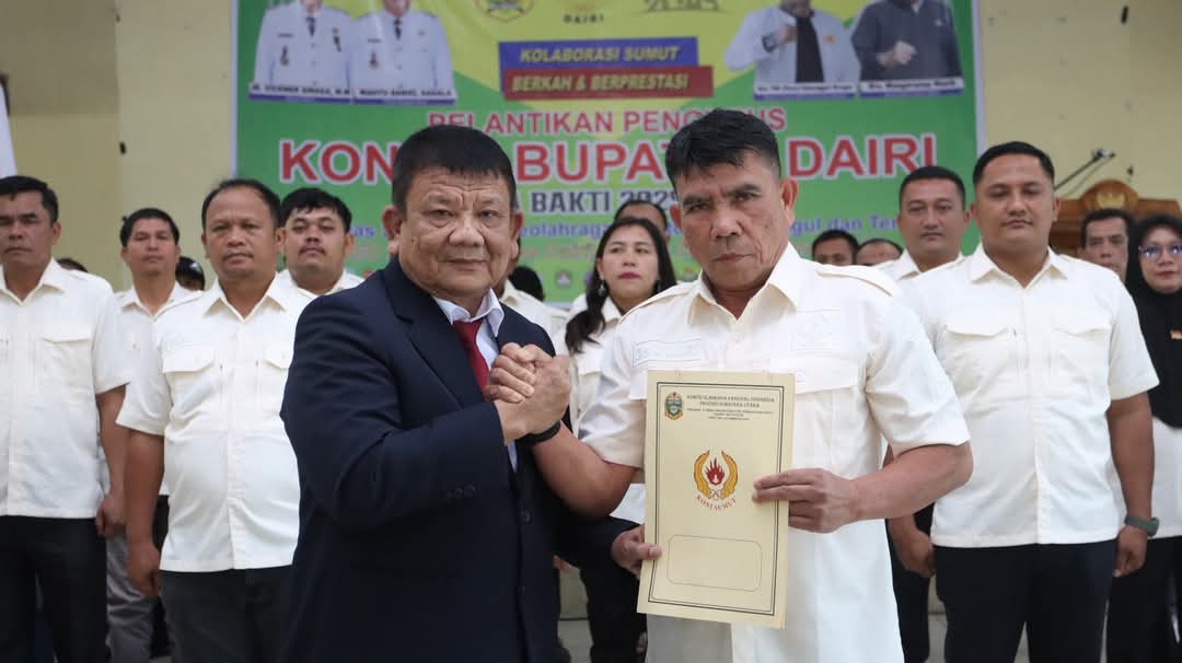 SERAHKAN SK: Ketua KONI Sumut, Kol TNI (Purn) Hatunggal Siregar  menyerahkan SK kepada  Ketua KONI Dairi, Drs Mangaranap Manik usai dilantik di Balai Budaya Sidikalang.  FOTO:RUDY SITANGGANG/SUMUT POS