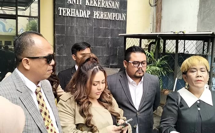 KOMNAS: Lisa Mariana bersama kuasa hukumnya saat berkunjung ke Komnas Perempuan, Selasa (24/6/2026).