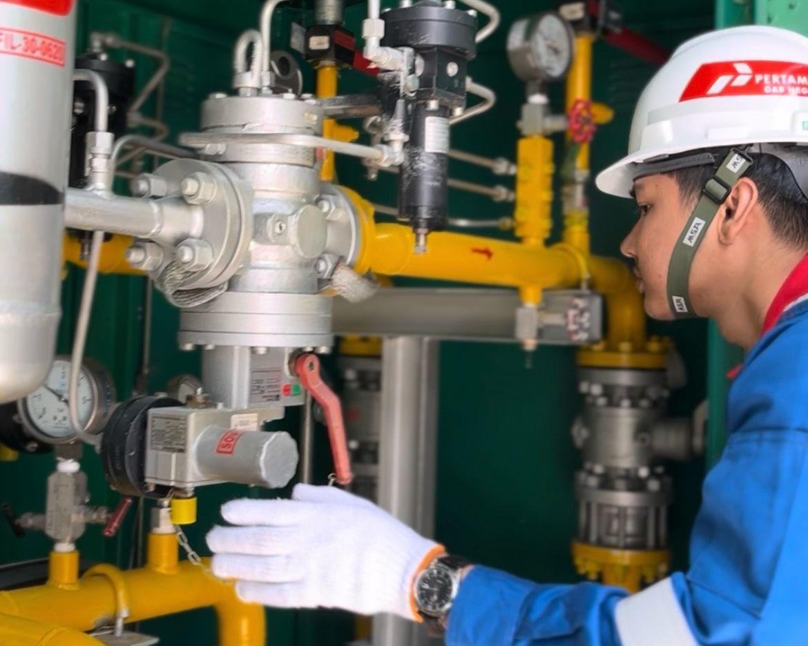 CEK: Karyawan PGN saat mengecek pipa penyaluran gas bumi. (Dok: PGN)