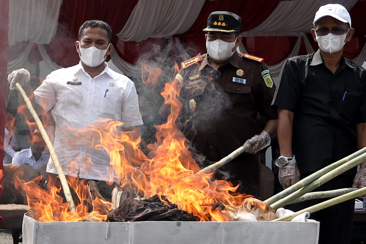 DIMUSNAHKAN: Proses pemusnahan narkoba di halaman Kejaksaan Negeri Siantar. FOTO: PRA EVASI/SUMUT POS