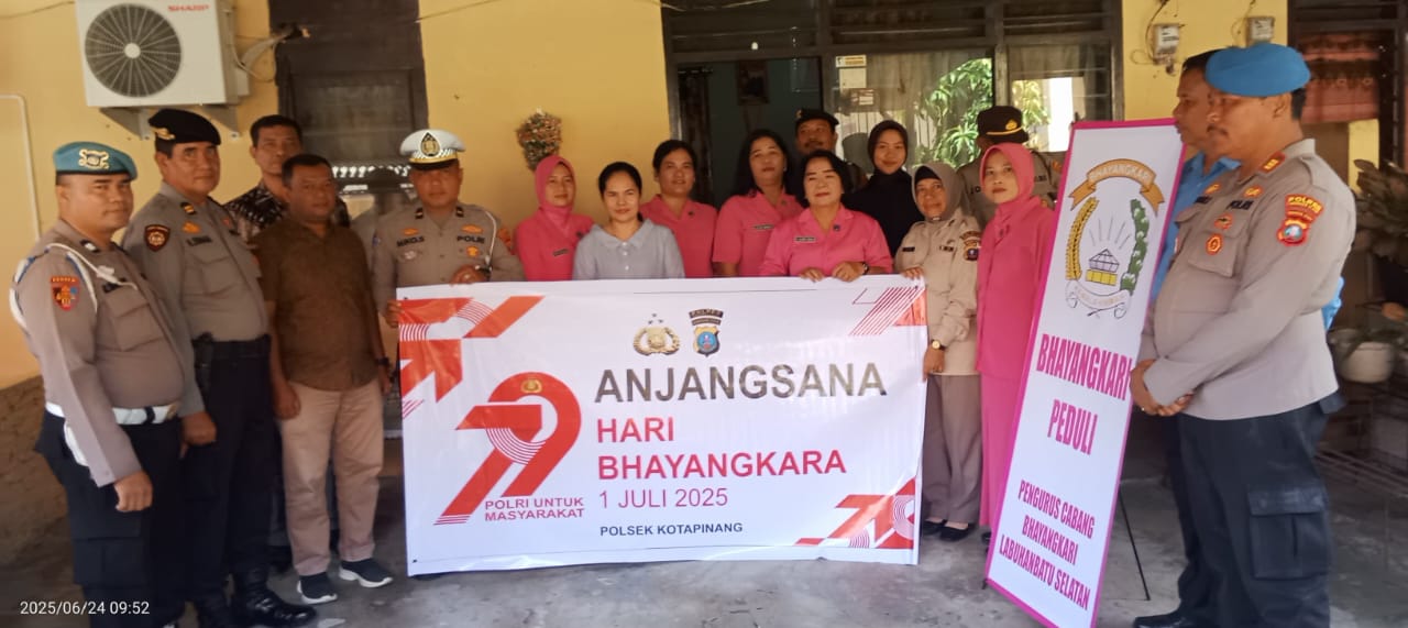 ANJANGSANA: Personel Polres Labuhanbatu dan jajaran Polsek melakasanakan anjangsana kepada Warakawuri dan personel yang sakit menahun. foto: Istimewa/Sumut Pos)