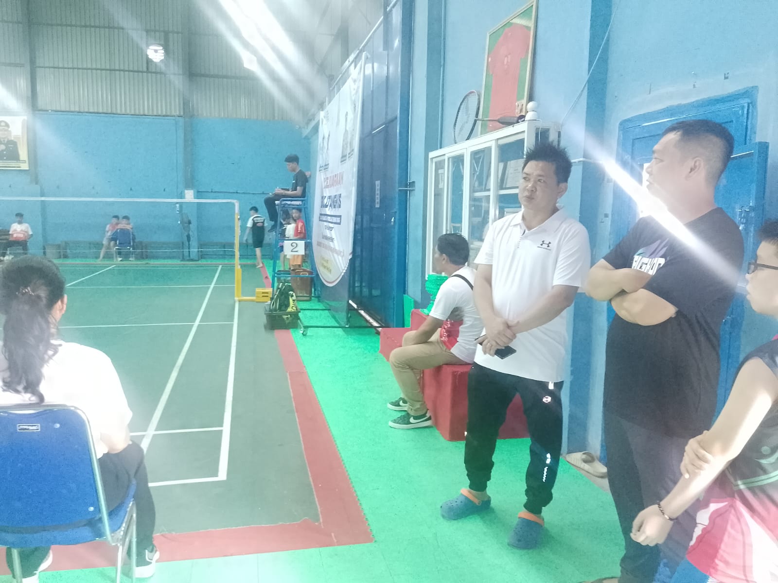 HADIRI: Ketua KONI Kota Tebingtinggi Anton ketika menghadiri sekaligus melihat pelaksanaan kejuaraan turnamen Cabor Bulutangkis di Gor Kings Spot Jalan Karya Jaya Kota Tebingtinggi. FOTO: SOPIAN/SUMUT