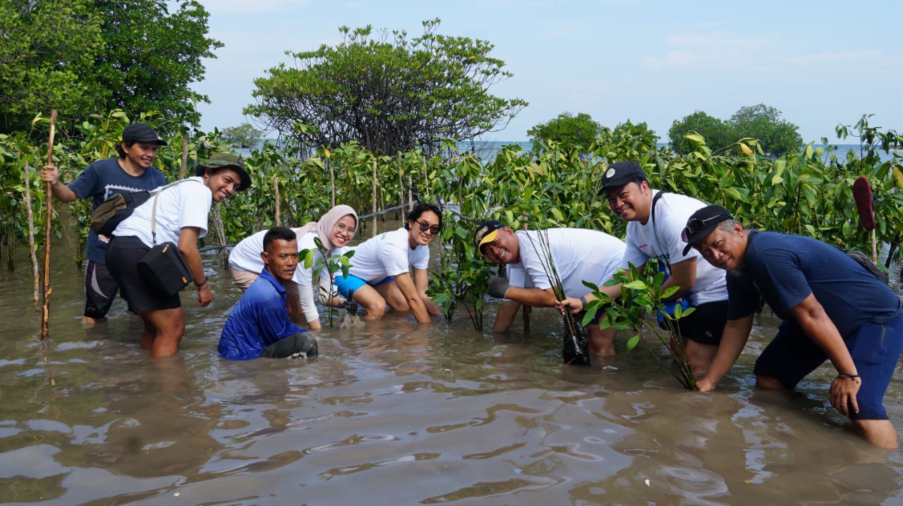 TANAM POHON: Sharp Indonesia menanam 5.500 Pohon Mangrove di Pulau Tunda, Serang, Banten. foto: Istimewa/Sumut Pos