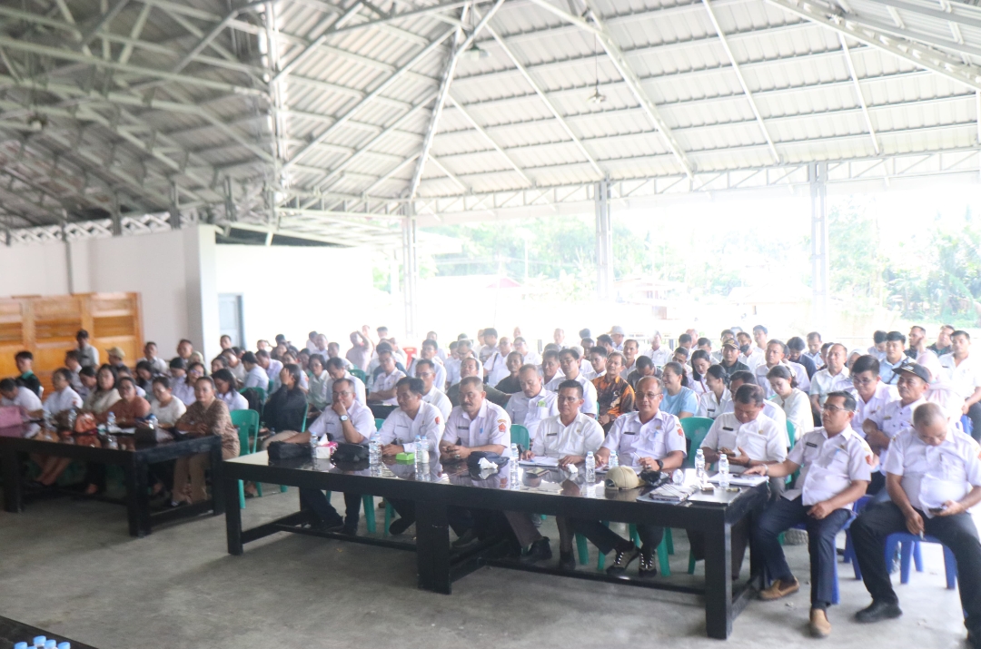 PERTEMUAN: Bupati Nias Barat saat memimpin pertemuan untuk pelaksanaan APBDes 2025.
