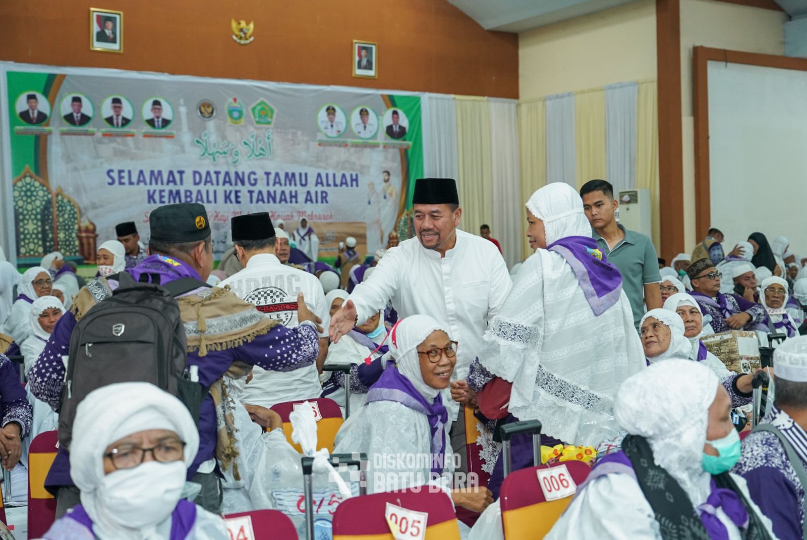 SAMBUT: Bupati Batubara H  Baharuddin Siagian, bersama Wakil Bupati Batubara  Syafrizal, menyambut kedagangan jamaah haji  Kloter 12 Embarkasi di Asrama Haji, Rabu 25/6/2025).