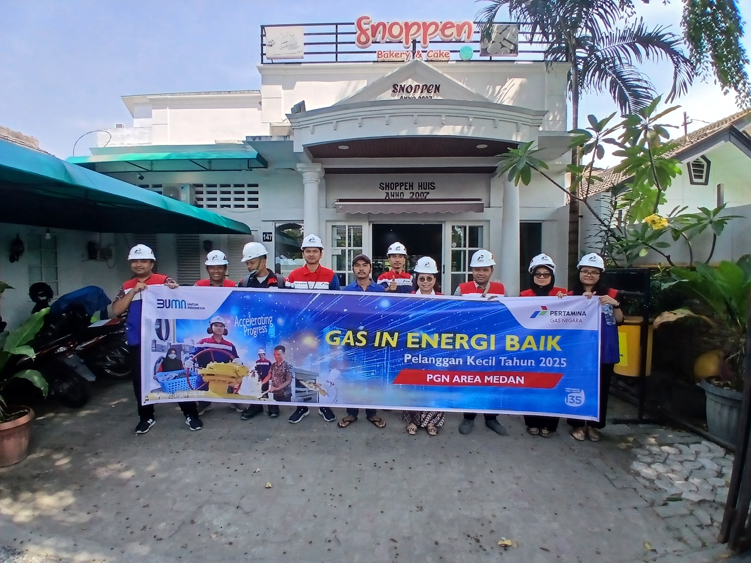 GAS In: Manajemen PGN Area Medan bersama pemilik Snoppen Huis Bakery and Cake foto bersama saat gas-in, di Medan, Rabu (25/6/2025). (Dok: PGN)