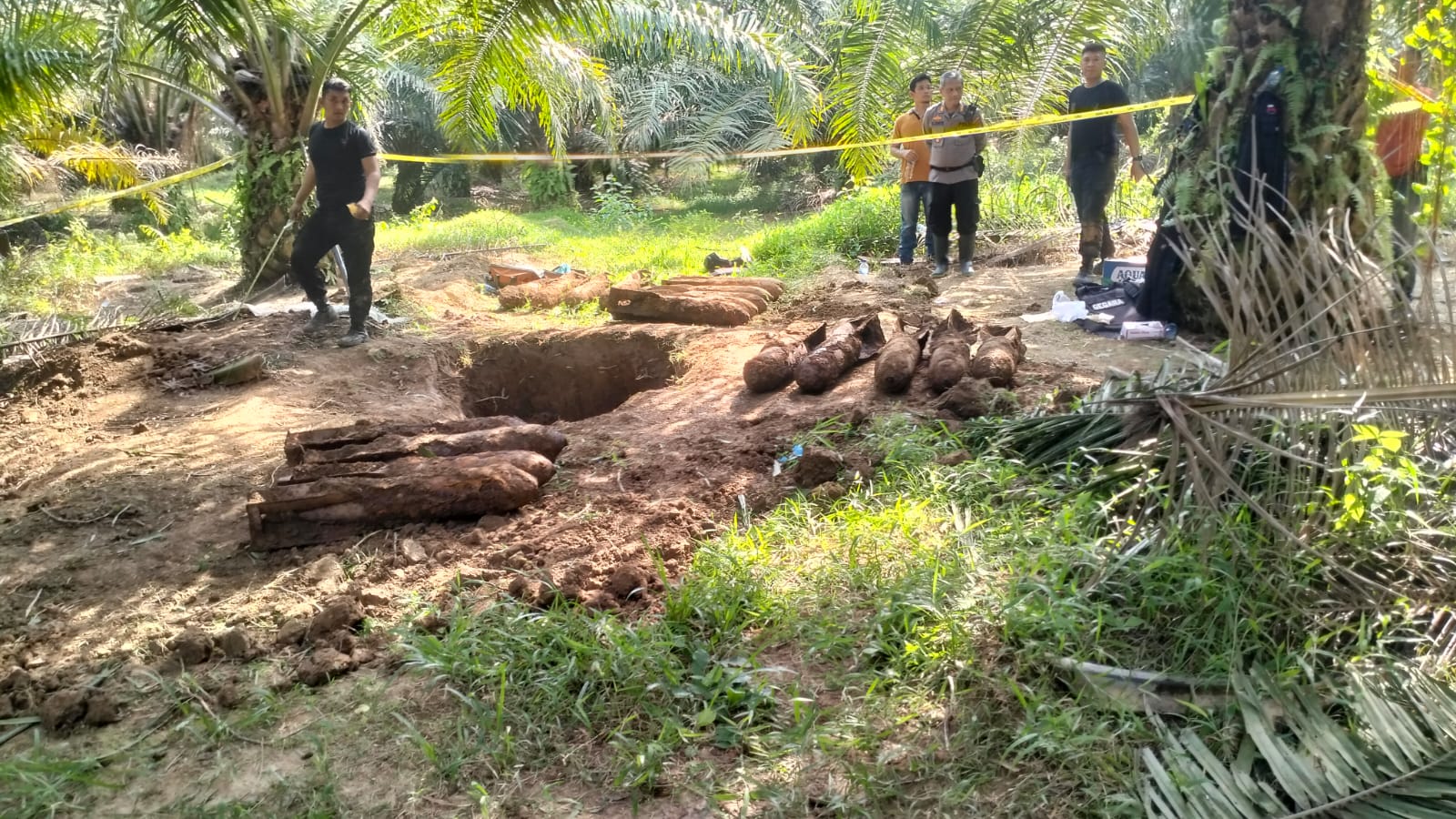 MORTIR: Temuan 20 unit bom mortir jenis aircraft di areal perkebunan PT LNK Tanjungberingin, Kecamatan Hinai, Langkat. Istimewa/Sumut Pos