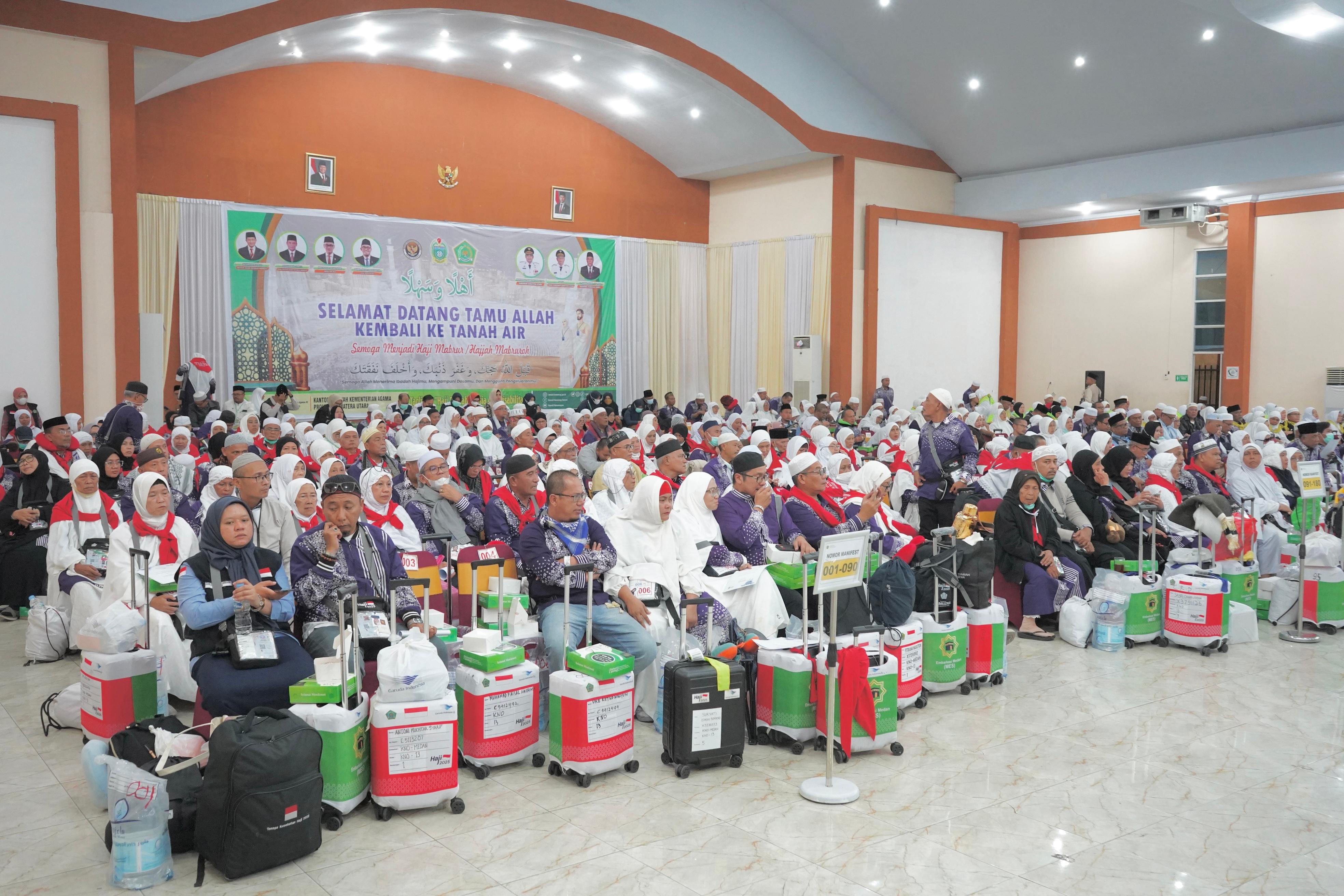 TIBA: Jamaah haji kloter 13 tiba di tanah air dengan selamat.,  Jumat (27/6). Istimewa/Sumut Pos