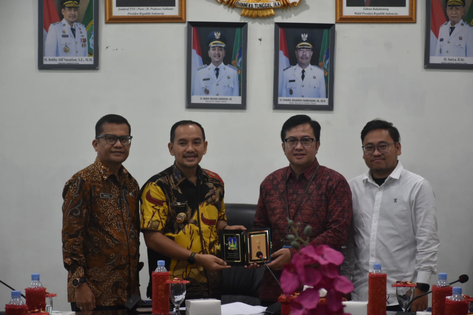 PIMPIN: Wali Kota Tebingtinggi Iman Irdian Saragih ketika memimpin rapat High Level Meeting (HLM) Tim Percepatan dan Perluasan Digitalisasi Daerah (TP2DD). foto: ISTIMEWA/SUMUT POS