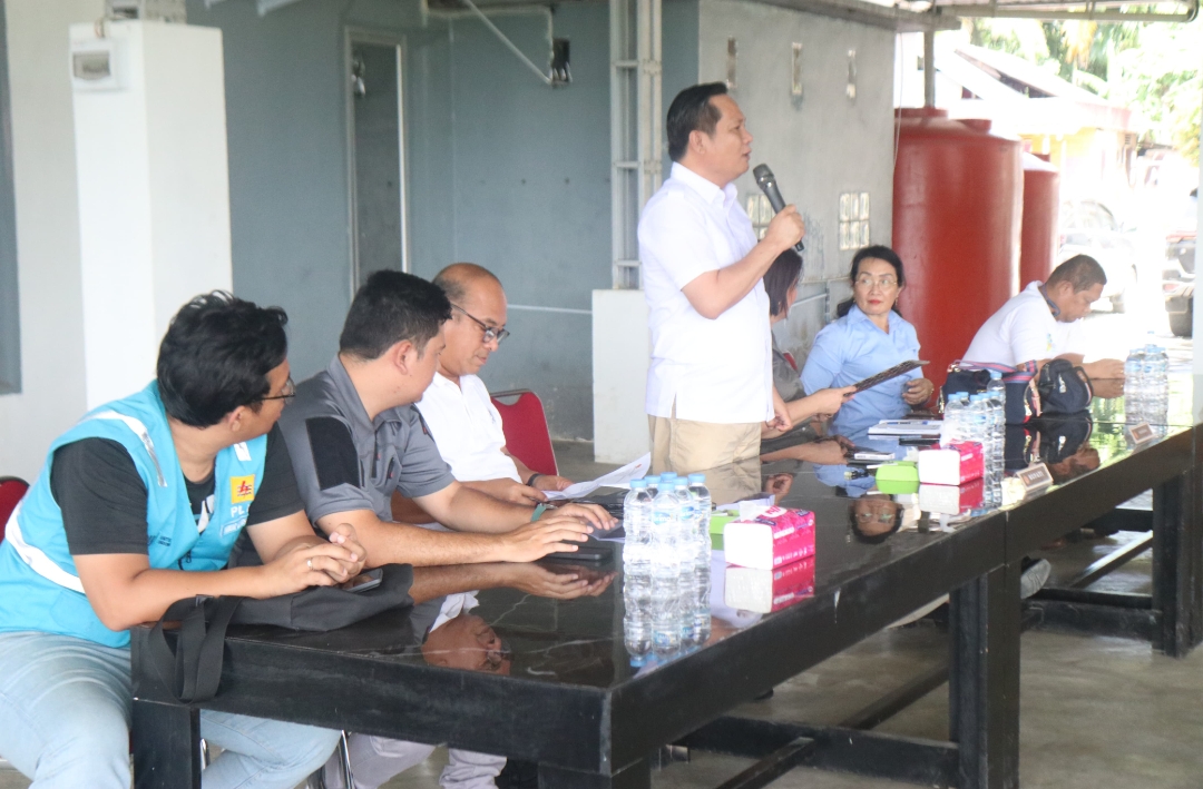 RAPAT: Bupati Nias Barat, Eliyunus Waruwu, S.Pt., MSi, saat memimpin rapat strategis bersama Manajer UP3 PLN Nias, Leonard M. Panjaitan. FOTO: OLOHETA/SUMUT POS