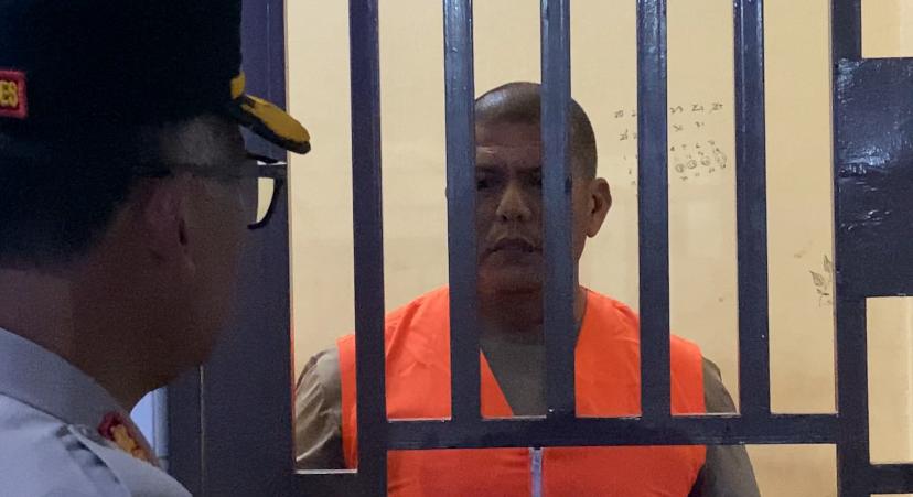 CEK: Kapolrestabes Medan, Gidion Arif Setyawan mengecek ruang tahanan patsus, Aiptu Rudi Hartono, Kamis (26/6) sore. ISTIMEWA/SUMUT POS