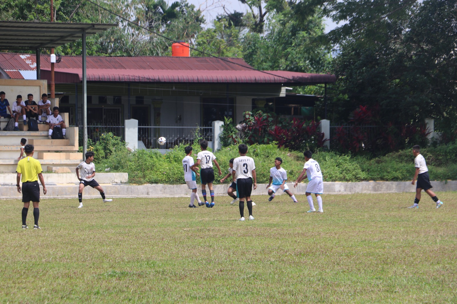 PEMBUKA: Pertandingan bola Piala Suratin U13 dan U15 pembuka yang digelar di Lapangan Farel Pasaribu, Pematangsiantar. foto: Pra Evasi/Sumut Pos.