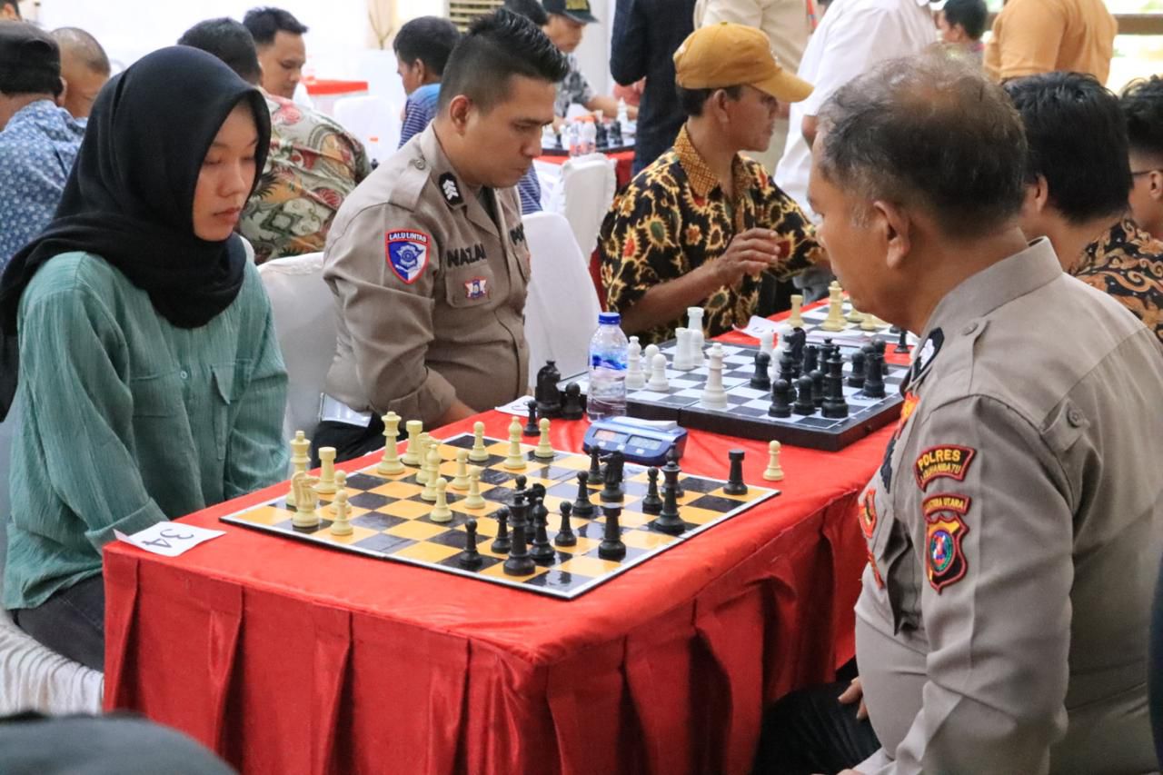 CATUR: Para peserta saat mengikuti turnamen catur yang diselenggarakan oleh Polres Labuhanbatu untuk memeriahkan HUT ke-79 Bhayangkara. (Dok: Fajar/Sumut Pos)