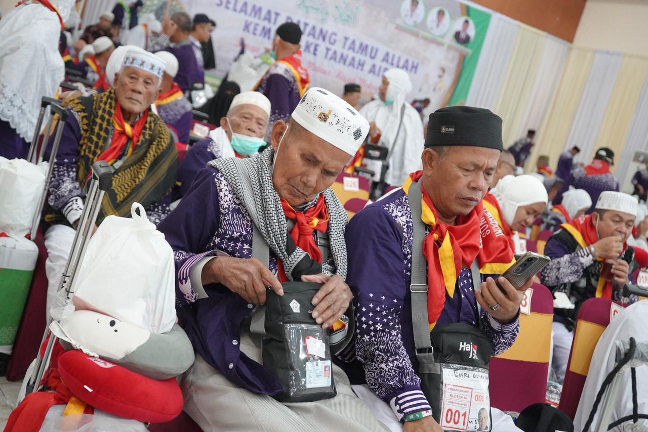 HAJI: Kloter 14 debarkasi Medan tiba dengan selamat di Medan. Ada satu jamaah asal Sergai yang meninggal dunia.
