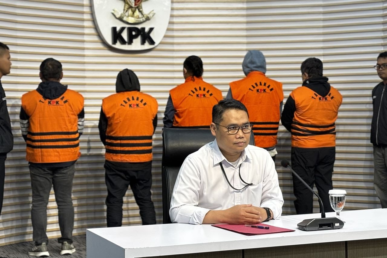 ORANGE: Kadis PUPR Sumut Topan Ginting menggunakan rompi orange setelah ditetapkan sebagai tersangka usai OTT.