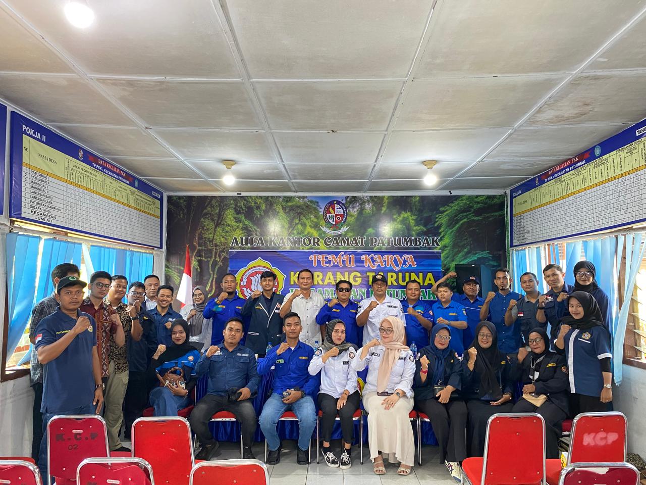 DIABADIKAN: Ketua Karang Taruna Kecamatan Patumbak, Andre Septi Khadafi Spd diabadikan bersama pengurus dan peserta pada kegiatan Temu Karya Aula Kantor Camat Patumbak, Sabtu (28/6). foto: Istimewa