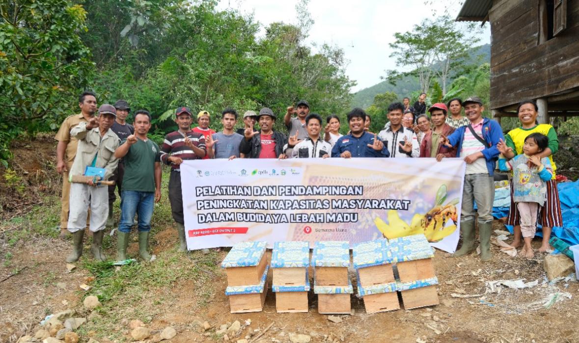 Kolaborasi DLHK Sumut-Yayasan PETAI tekan emisi lewat Sekolah Lapang Budidaya Lebah Madu.