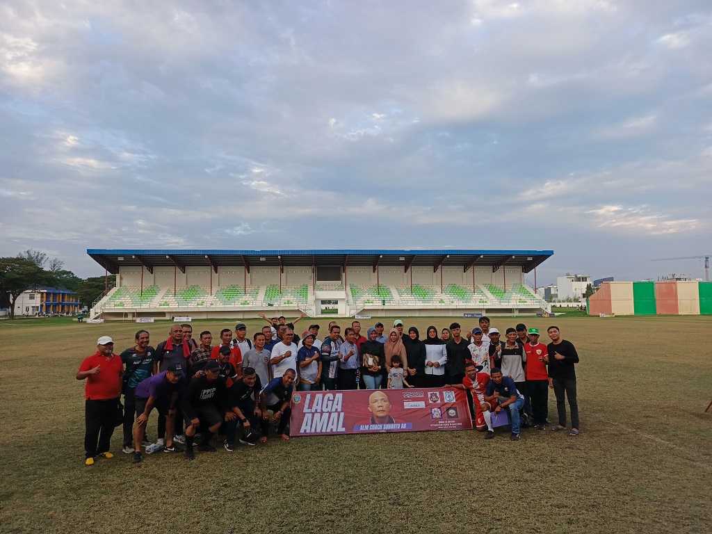 Para pemain laga amal bersama keluarga Almarhum Suharto AD di Stadion Mini Pancing, Minggu (29/6/2025). Dok Pribadi
