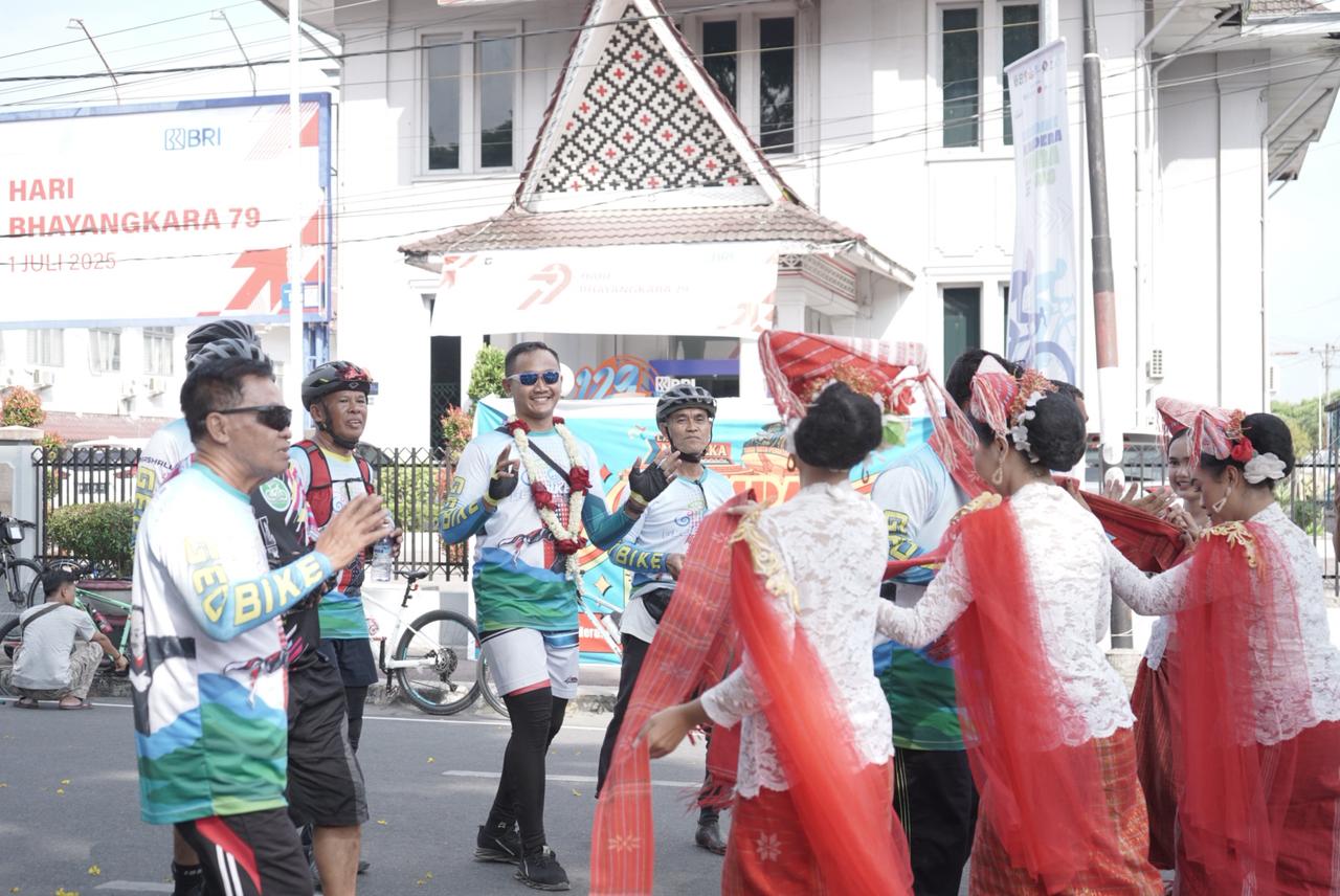 DISAMBUT: Penyambutan peserta Geobike Kaldera Toba dengan tarian Simalungun. FOTO: ISTIMEWA/SUMUT POS