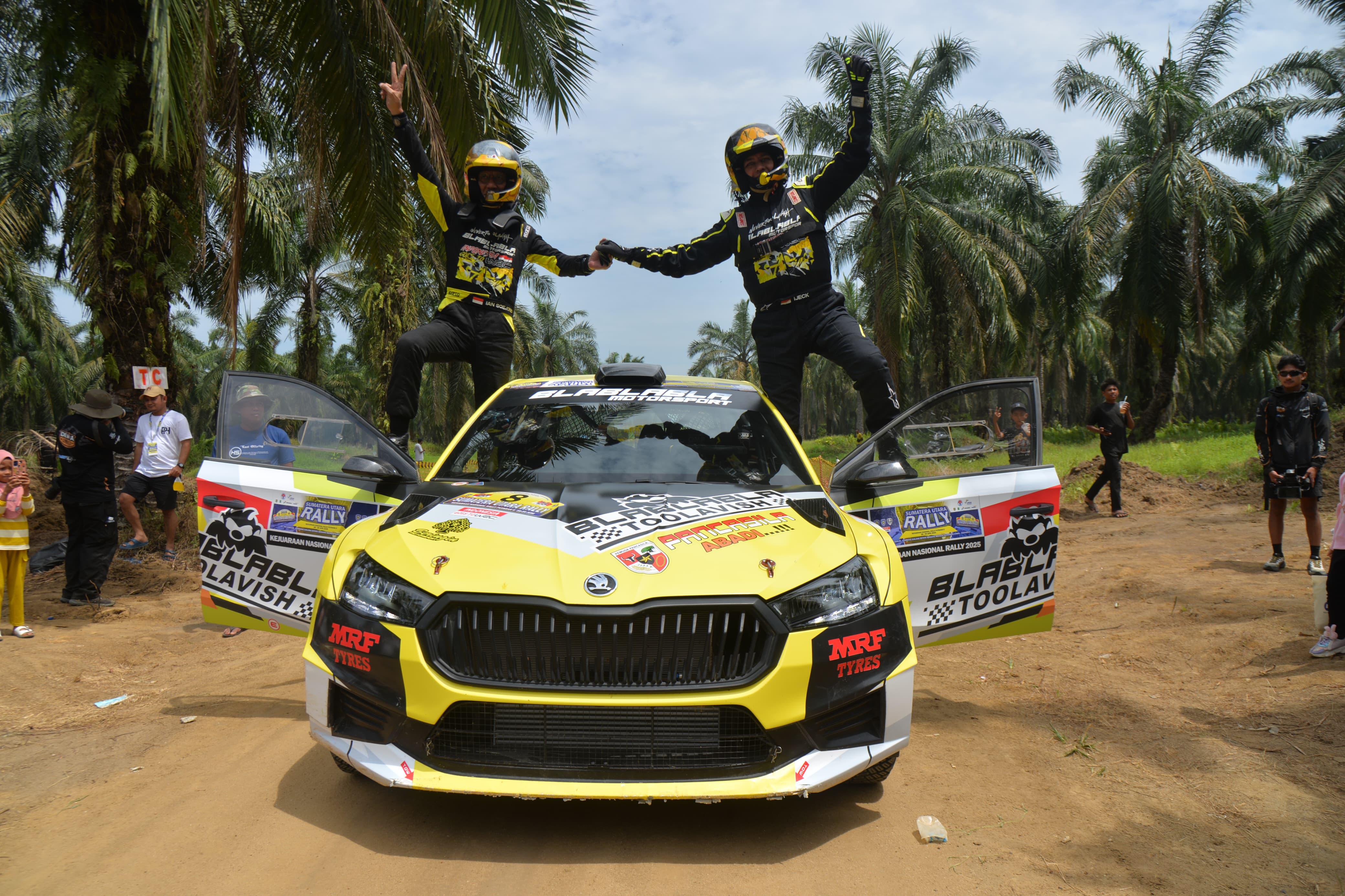 JUARA:  Musa Rajekshah didampingi co-drivernya juara dua pada Kejurnas Rally 2025. foto: Istimewa/Sumut Pos