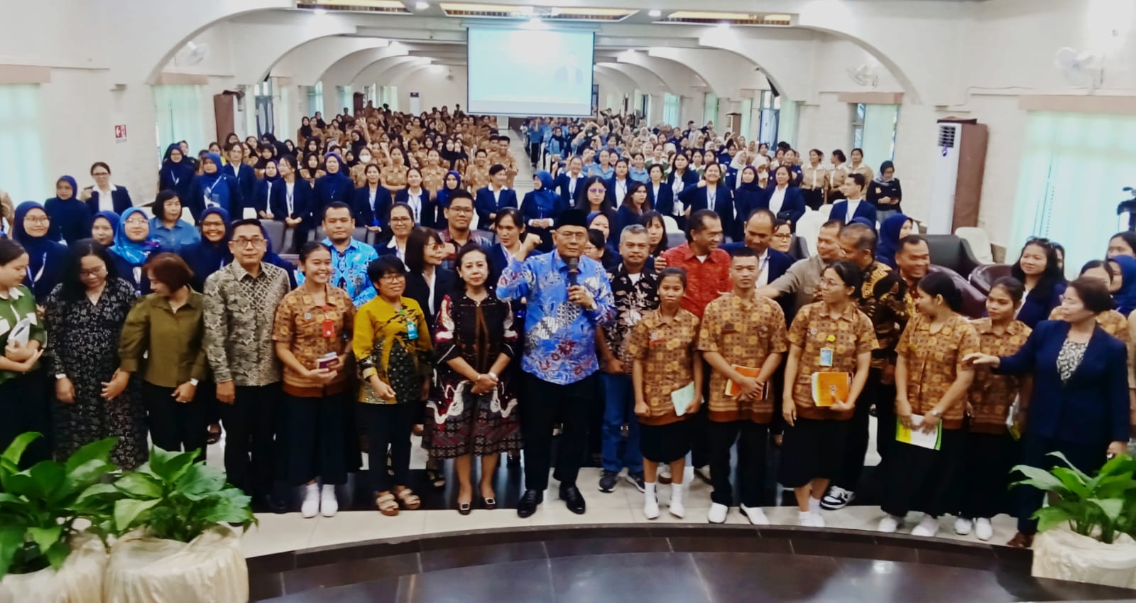 MITRA HUSADA: Bupati Dairi Ir Vickner Sinaga MM (tengah) bersama sivitas akademika STIKes Mitra Husada Medan. (DEDDI MULIA PURBA/SUMUT POS)