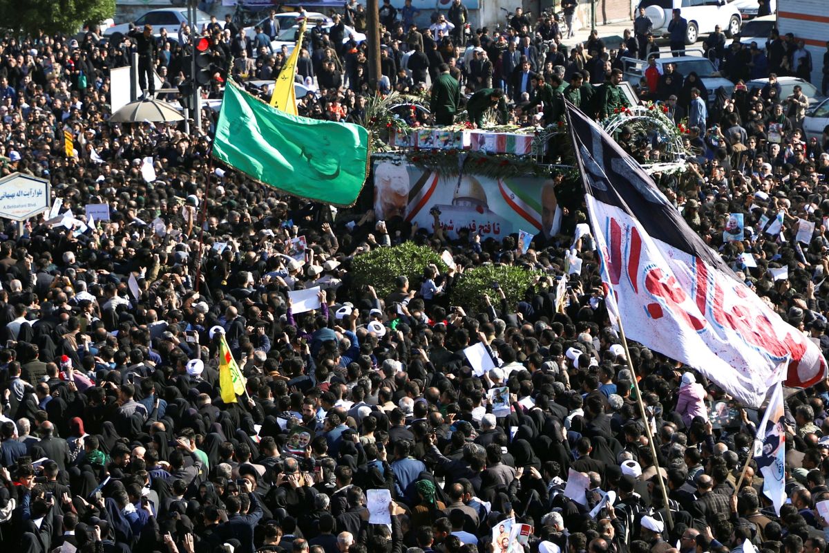 BERKUMPUL: Ribuan orang berkumpul pada pemakanan 60 tokoh Iran yang tewas usai diserang Israel. (foto: antaranews.com)