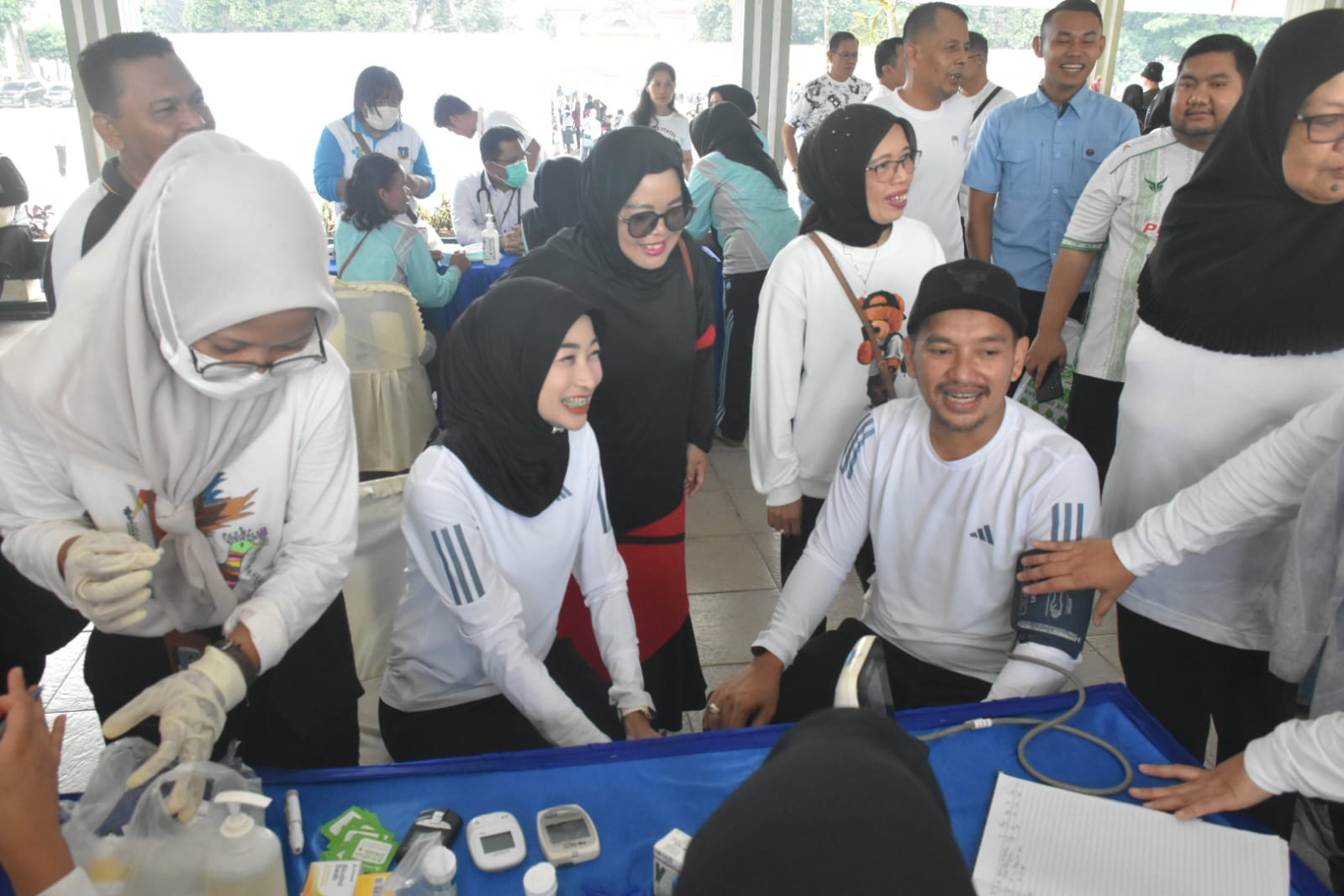 IKUTI: Wali kota Tebingtinggi Iman Irdian Saragih didampingi Ketua TP PKK Kota Tebingtinggi,Susmira Wanti Iman Irdian Saragih dalam pemeriksaan kesehatan gratis. foto: Istimewa/Sumut Pos