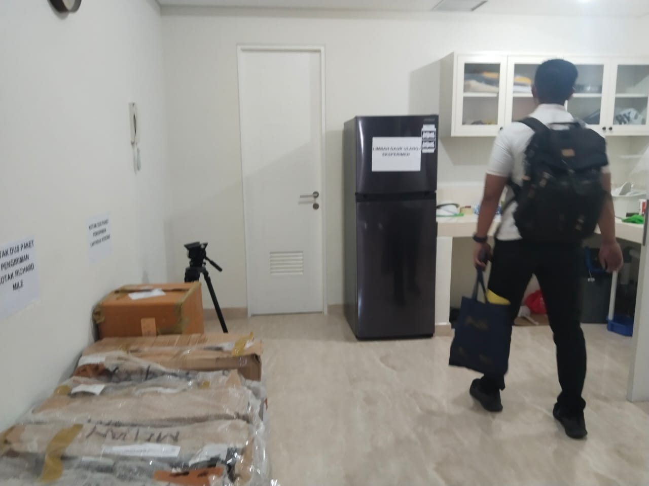 GREBEK: Personel Ditresnarkoba Polda Sumut saat menggerebek pabrik liquid vape mengandung narkoba di apartemen podomoro. (Dok: Polda Sumut)