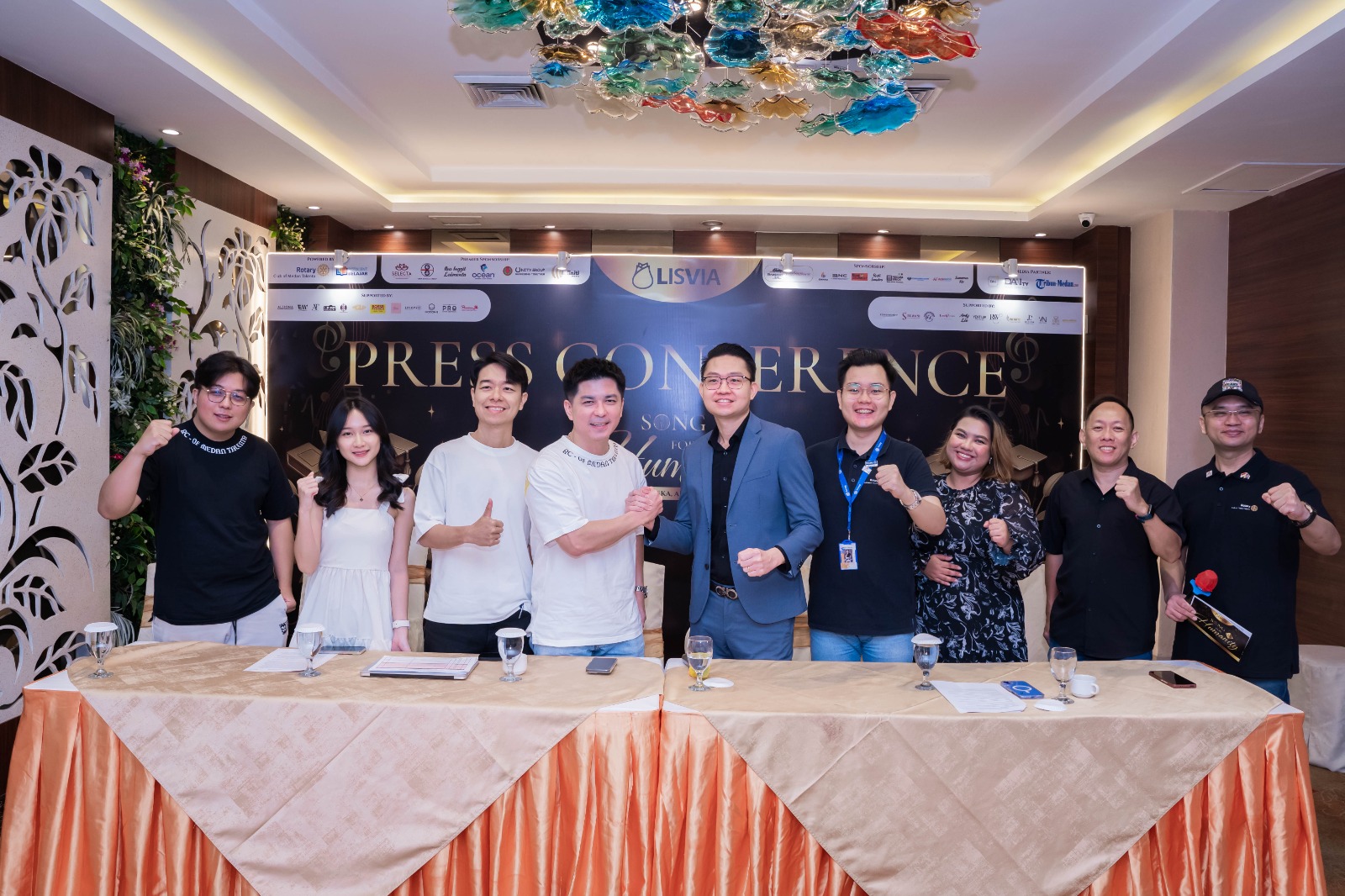 Para Rotarian, relawan&nbsp;dan perwakilan Lisvia Beauty&nbsp;foto bersama usai press conference&nbsp;Konser LISVIA SFH 3.0. (Foto : Rotalent)