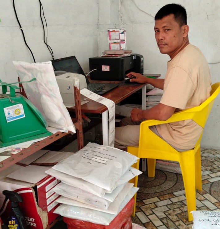 Hendrik Sitepu (50), pemilik Blessed Olshop, toko online dari Tanjung Morawa. (sumut pos/asih)