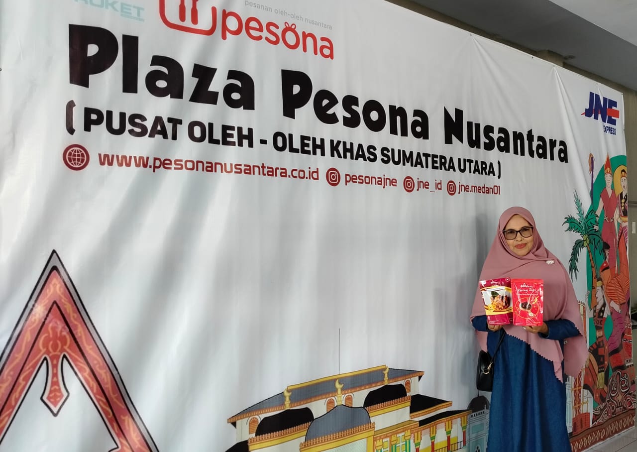 Dra. Endang Dwi Artatie, pemilik PT RDB Rendang Dapoer Buendang&nbsp;memperkenalkan produk Rendang Kering Sapi dan Rendang Basah Sapi Dapoer Bu Endang di Plaza Pesona Nusantara&nbsp;di Jalan Brigjend Katamso.