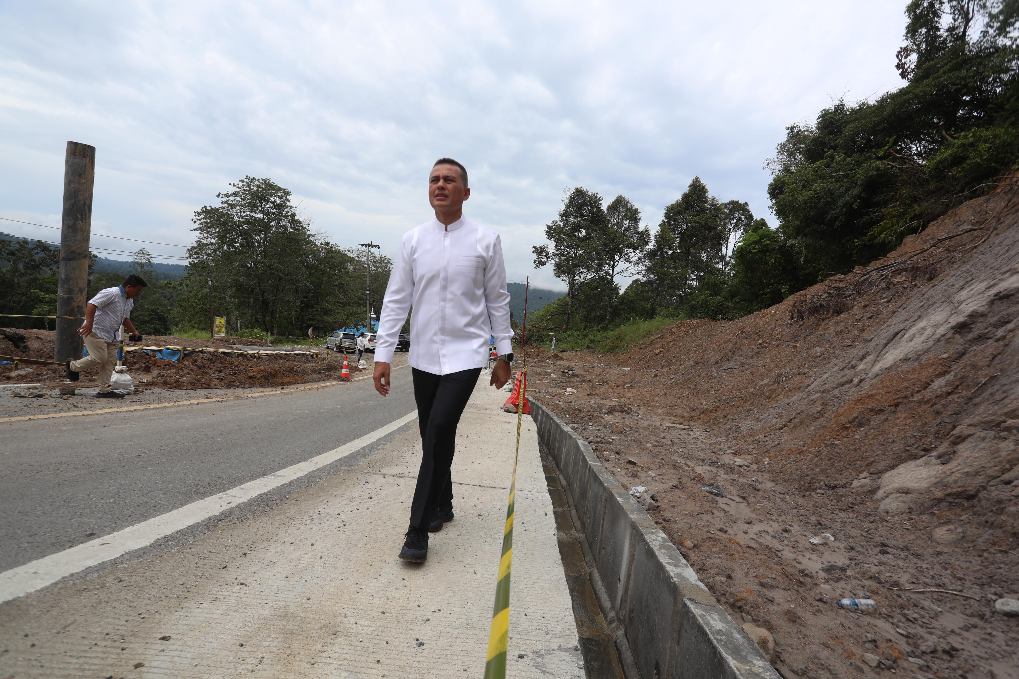 MENINJAU: Anggota Komisi V DPR RI Dr H Musa Rajekshah MHum saat meninjau perbaikan jalan di Batu Jomba Kecamatan Sipirok, Kabupaten Tapanuli Selatan, beberapa waktu lalu.