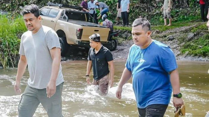 DAMPINGI: Topan Ginting saat mendampingi Gubsu Bobby Nasution saat meninjau Jalan Sipiongot. (Dok: instagram).