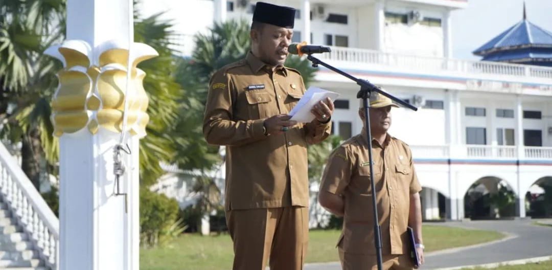 APEL: Staf Ahli Bupati, Dr. Sahrul Tanjung, mewakili Bupati Labusel, dalam apel gabungan di lingkungan Pemkab Labusel, Senin (30/6/2025). FOTO: KHAIRUDDIN/SUMUT POS